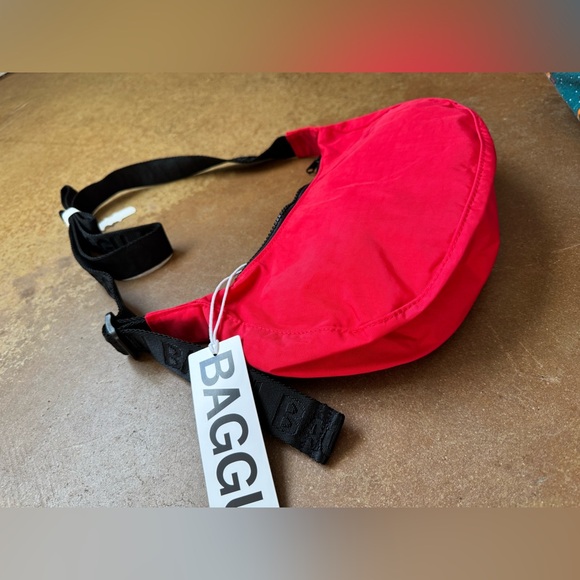 Baggu small nylon crescent in candle Apple red NWT crossbody - Picture 4 of 5